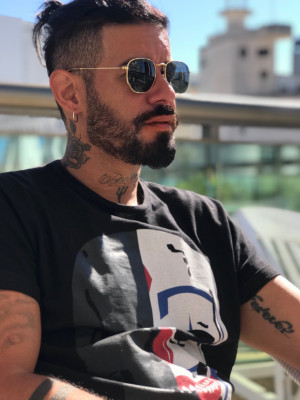 Rapaz tatuado olhos verdes e malhado