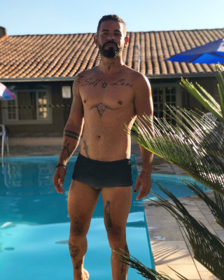 Rapaz tatuado olhos verdes e malhado
