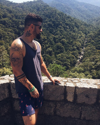 Rapaz tatuado olhos verdes e malhado