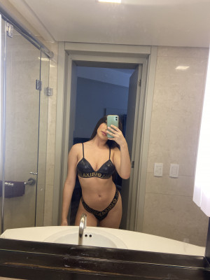 Morena com belas curvas