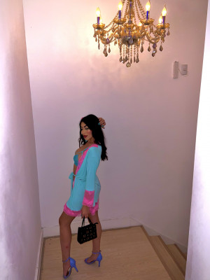 Morena com belas curvas