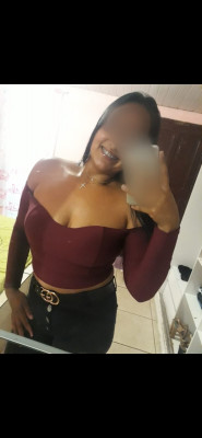 Olá me chamo Luara uma bela massagista da pela morena
