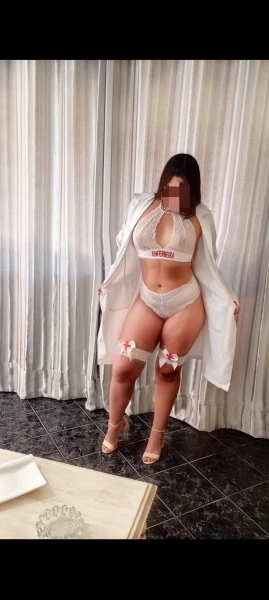Morena pele clara mãos de fada