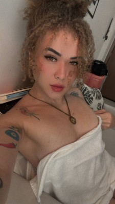 ÚLTIMA TEMPORADA! Loira malhada do GRELO GIGANTE, adoro ser chupada e faço um oral BABADINHO.