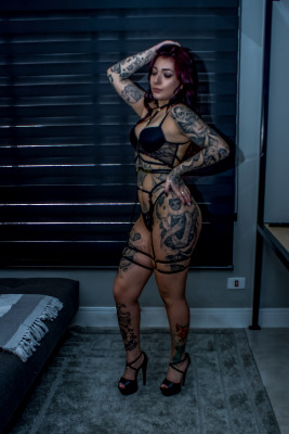 Sully Luane uma safadinha toda tatuada