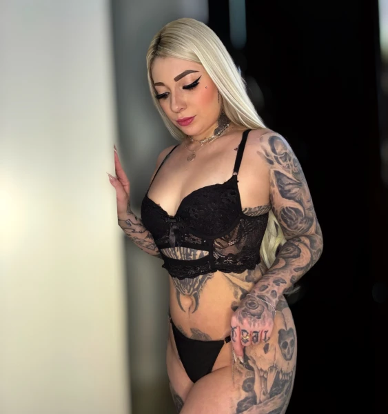 Sully Luane uma safadinha toda tatuada