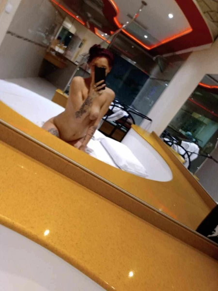 Loira tatuada
