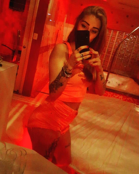 Loira tatuada