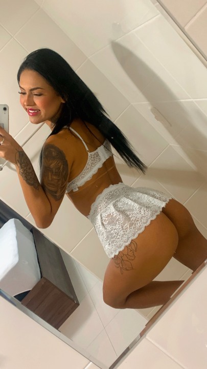 Stefani com local em Itapema