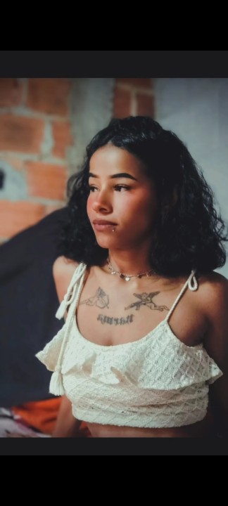 Me chamo Milly tenho 22 anos, sou baixinha.