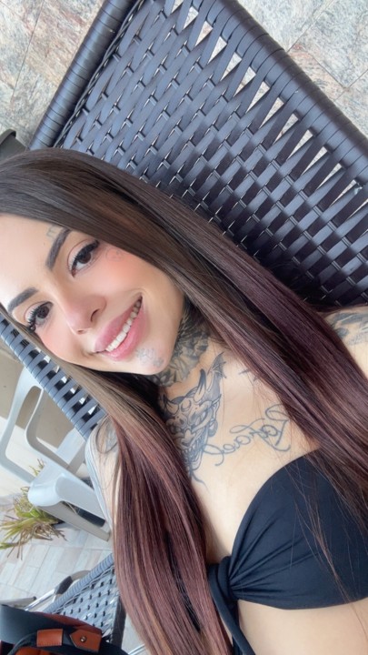 Morena tattoada novinha